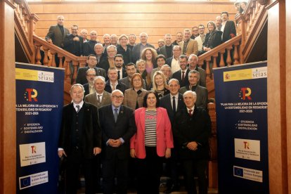 Begoña García, en primera línia, amb els beneficiaris per les millores a Pinyana i Aragó i Catalunya.