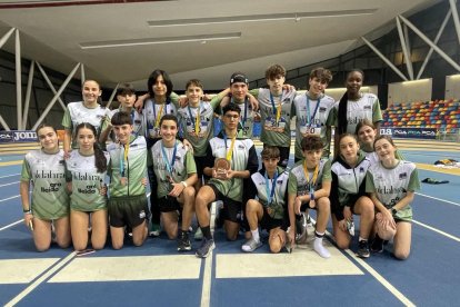 Atletes dels equips masculí i femení sub-16 que van competir a Sabadell.