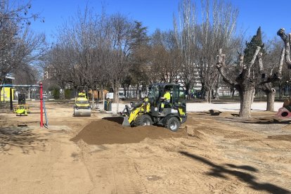 Els treballs per adequar el recinte del Parc Municipal, que acollirà el Saló de l’Automòbil.