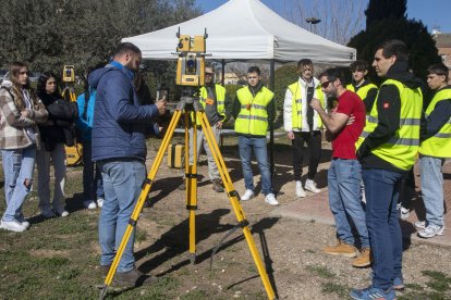 La jornada pràctica de topografia va reunir unes 120 persones ahir a la capital de l’Urgell.