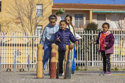 Algunes de les alumnes que ahir van jugar a bitlles a l’hora del pati al Torre Queralt.