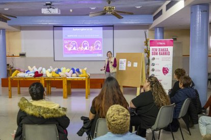 Imatge de l’acte de donació ahir al centre cívic de la Mariola.