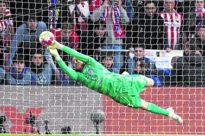 Oblak atura el segon llançament de penal.