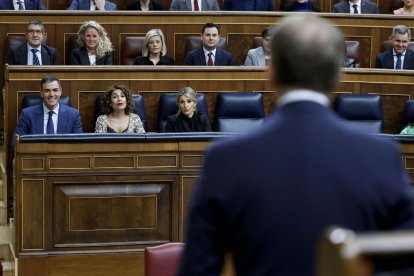 Pedro Sánchez escolta el president del PP, Alberto Núñez Feijóo, al Congrés.