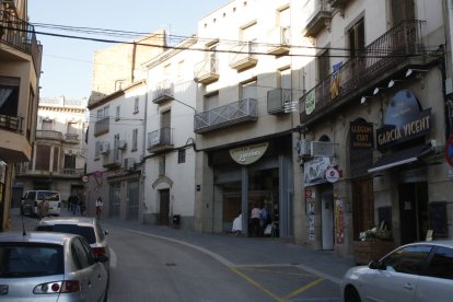 Miquel Gaya, al seu comerç d’alimentació de l’Espluga Calba, que ja va obrir el seu avi el 1932.