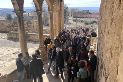 Els assistents a l’acte d’ahir, durant una visita guiada al monestir d’Avinganya, a Seròs.