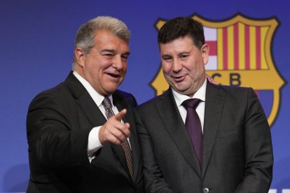 Joan Laporta, al costat d’Eduard Romeu, en l’acte de renúncia del segon com a vicepresident.