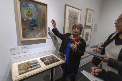 La comissària de l’exposició, Claustre Rafart, explicant un dels quadres de la mostra al Museu Diocesà.