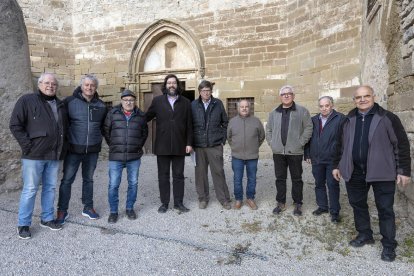 La junta de voluntaris amb l’arquitecte Enric Solsona i el membre de la parròquia Joan Riu.