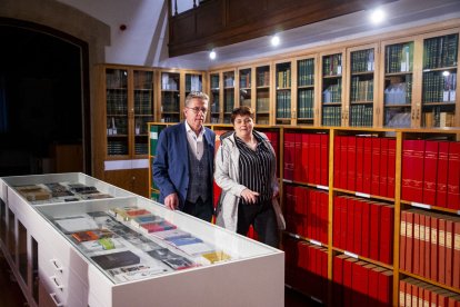 Joan Talarn i Estefania Rufach, ahir a la biblioteca hemeroteca.