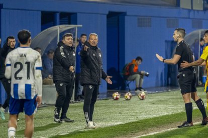 Ángel Viadero discuteix amb l’àrbitre en el partit de la jornada passada amb l’Espanyol B.