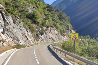 La major part del traçat de la carretera és d’uns quatre metres d’ample i haurà d’ampliar-se fins als sis.