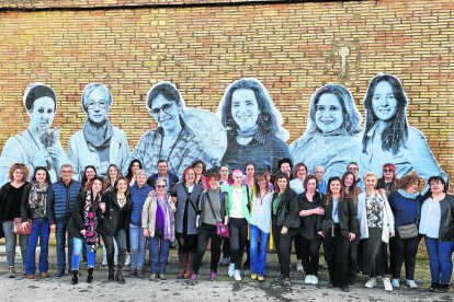 Les protagonistes de la jornada van posar ahir amb el mural de grans dimensions a Montgai.