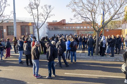 Desenes de funcionaris es van concentrar ahir des de primera hora del matí a les portes del Centre Penitenciari Ponent.