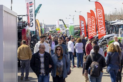 Visitants la primera jornada. En la primera jornada de fira ja es va registrar un gran nombre de visitants, que van aprofitar el bon temps per passejar pel recinte firal que exhibia maquinària agrícola.