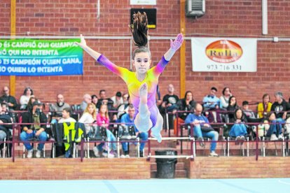 Una gimnasta realitza un salt durant un exercici de terra ahir a la Copa Catalana que es disputa a Bellvís.