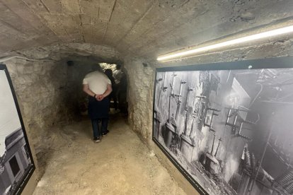 Plafons amb imatges i textos en una galeria del refugi antiaeri.