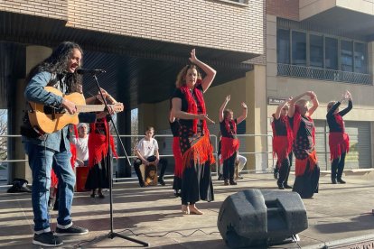 Exhibició de garrotín a la plaça Utxesa.