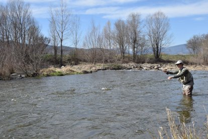 Pescadors van estrenar la temporada al riu Segre en el tram que transcorre entre Alàs i la Seu.