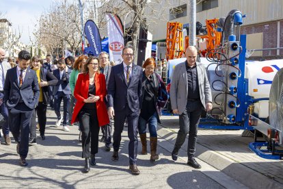 La consellera, Meritxell Serret, i l’alcalde de Mollerussa, al centre, durant la visita al recinte firal després de la inauguració del certamen.