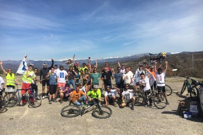 Els ciclistes van aturar-se a descansar a l’alt del coll de Monllobar, abans d’arribar a Tremp.