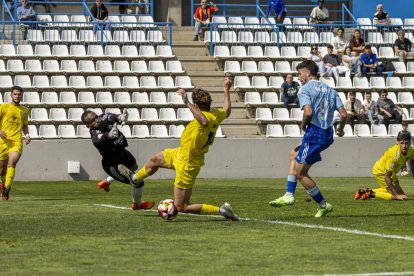 Bakero remata a plaer una centrada de Montero per establir el 2-0 abans d’arribar al descans.