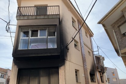 El foc es va originar a la caldera de llenya, a la planta baixa.