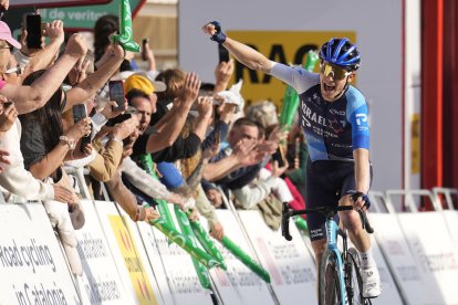 L’australià Nicholas Schultz celebra la seua victòria a la meta de Sant Feliu de Guíxols.