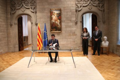 Aragonès firmant ahir el decret de convocatòria d’eleccions al costat de Laura Vilagrà i el secretari del Govern, Xavier Bernadí.