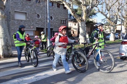 Els escolars van cobrir tres rutes en la primera jornada de l’activitat ciclista.