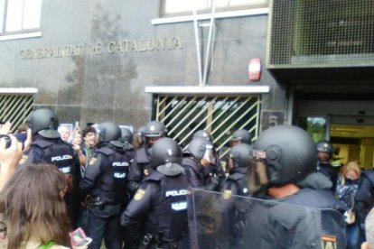 Un ‘frame’ de la càrrega de la Policia Nacional a Benestar Social.