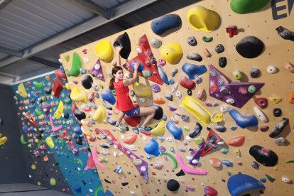 Abril Farrús, ahir durant un entrenament a les instal·lacions del Boulder Indoor ubicat al polígon dels Frares de Lleida.