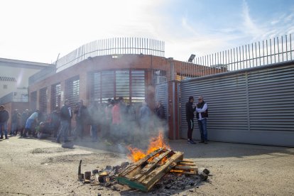 Funcionaris es van concentrar ahir des de primera hora del matí a les portes del Centre Penitenciari Ponent.