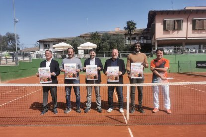 Responsables del club i autoritats, ahir en la presentació del torneig a les pistes del CT Urgell.