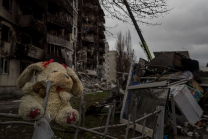 Imatge d’un peluix davant d’un edifici bombardejat a Ucraïna.