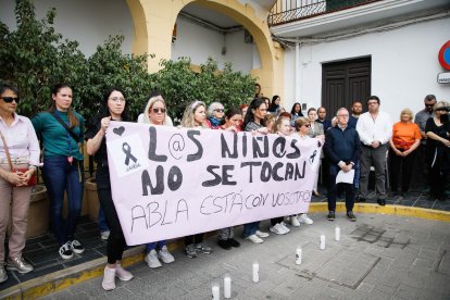 Minut de silenci per les nenes assassinades pel seu pare a Almeria.