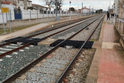 El pas que han de creuar ara els vianants per canviar d’andana a l’estació de Bell-lloc.