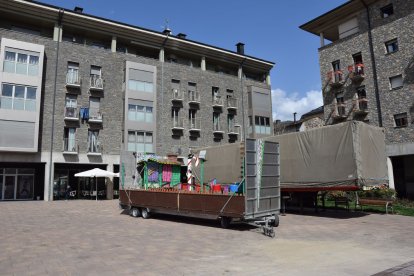 Els primers camions ja s’han instal·lat a la plaça Joan Sansa.