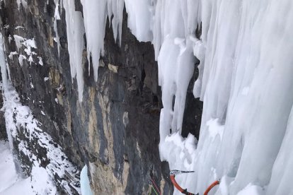 Escalant el gel a Ecrins, als Alps. A la dreta, l’alpinista basc a l’Ama Dablam.