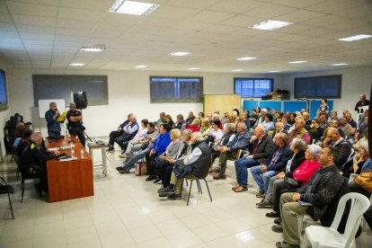 Més de cent veïns de l’Horta van atendre ahir els consells de seguretat de Mossos i Guàrdia Urbana.