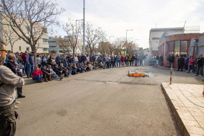 Protesta de treballadors dilluns a les portes del Centre Penitenciari Ponent.