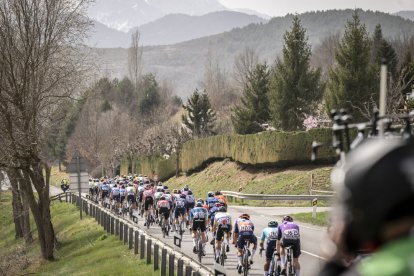 A l’esquerra, el gruix del pilot al seu pas ahir per la localitat lleidatana de Prullans. A la dreta, Tadej Pogacar entrant victoriós a la meta situada a Port Ainé.