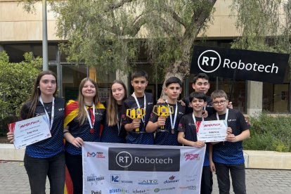 L’equip Robotech de Mollerussa, integrat per 8 joves aficionats a la programació i la robòtica.