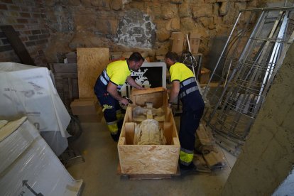 El capitell i la creu guardats a l’espera d’una futura consolidació.