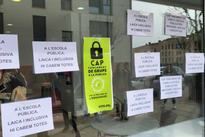 Imatge de la protesta d’ahir a la seu d’Educació a Tremp.