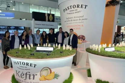 Pastoret de la Segarra ■ L’empresa de Sant Guim de Freixenet El Pastoret de la Segarra, va presentar a Alimentaria la seua nova línia de iogurts proteics bevibles fets amb mango, cafè i amb sabor natural dissenyats per a esportistes. També va  ...