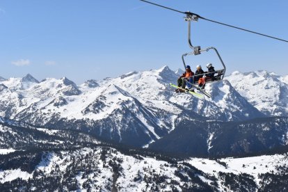 Tres esquiadors en un remuntador de Baqueira aquesta setmana.