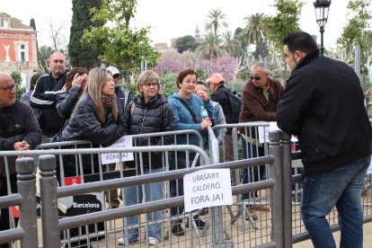 Treballadors penitenciaris i familiars de la cuinera assassinada van protestar ahir davant del Parlament.