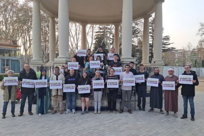 A l’esquerra, veïns i entitats de Cappont a favor de l’oratori. A la dreta, cartells en contra als pisos situats a sobre del local.