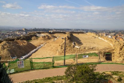 Les obres de rehabilitació del Baluard del Rei, al Turó de la Seu Vella, estan actualment en aquest estat.